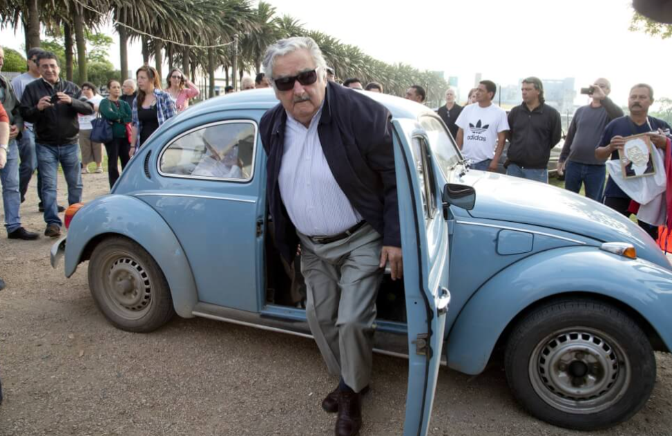 2014年穆希卡擔任總統時,開福士汽車甲蟲車代步。(美聯社資料圖片)