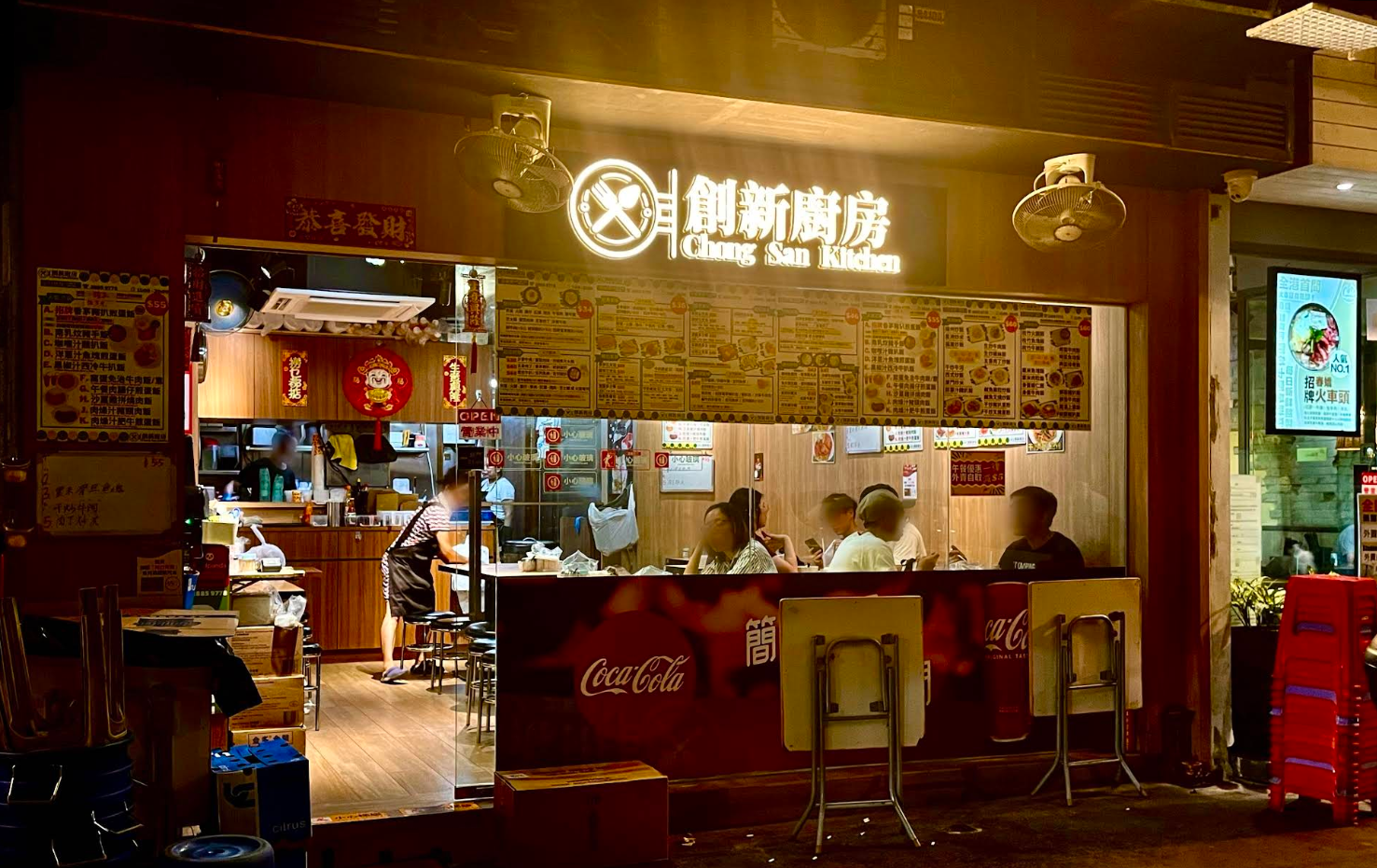 銅鑼灣加路連山道7號地下食肆「創新廚房」,因食物室不潔及非法擴展營業範圍,屢次違反《食物業規例》被食物環境衞生署(食環署)署長取消牌照,須即時停業。(Google資料圖片)