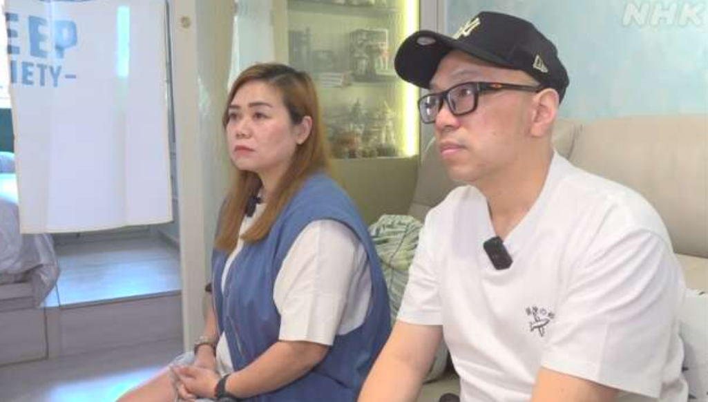 《NHK》亦在香港採訪一對每年赴日3、4次的中年夫妻,因為傳言決定暫時推遲去日本的旅行,報道可見他們觀看一名著名風水師呼籲不宜赴日的影片。(《NHK》畫面)