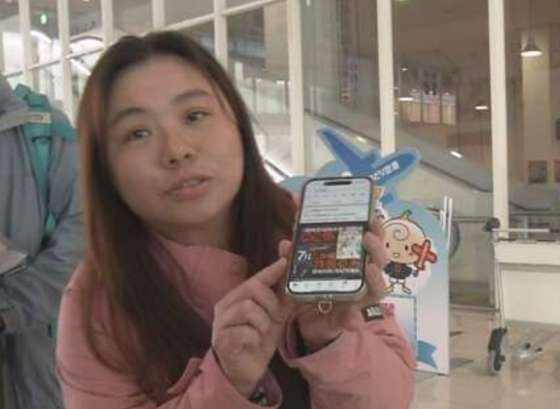 在日本的香港旅客展示香港傳媒關於「7月地震」傳言的報道,稱今年夏天改去泰國或台灣。(《NHK》畫面)