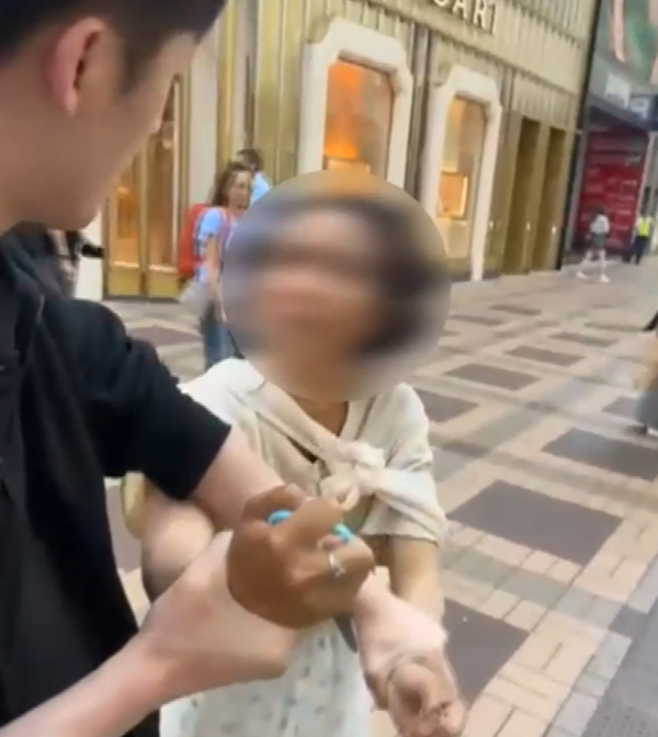 女疑犯施襲後有途人出手制止,但最後逃離現場。(有線新聞畫面)