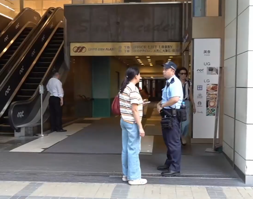 案發地點是廣東道與北京道交界,發生在下午2時許,女疑犯其後往旺角方向逃去,在新太陽廣場外被警員制服(有線新聞畫面)