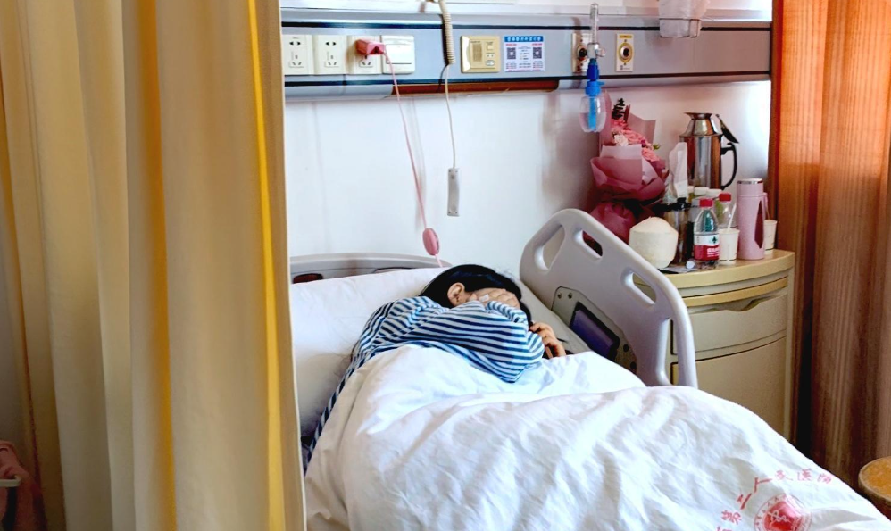 深圳一名女子,日前到一家牙醫診所拔智齒。不料回家後因為連續多日劇烈頭疼回診,一查竟發現當初手術針竟遺留在口腔內,讓她不得不接受全身麻醉取出。