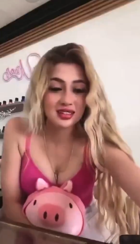 墨西哥一名23歲美豔女網紅,13日在一家美甲店直播,豈料竟遭人近距離槍殺,當場身亡,而槍擊過程被直播錄下並播出,震驚全網。