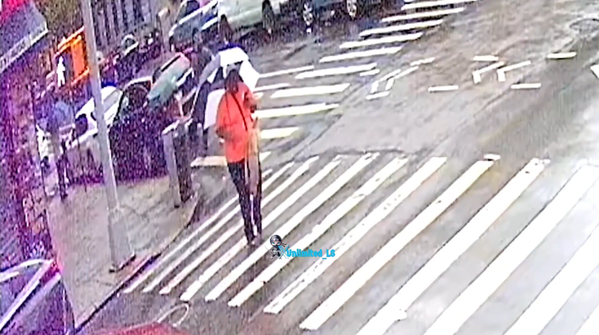 美國紐約發生一宗離奇案件,一名32歲女子走在街頭,竟遭一名陌生男子從背後毫無預警地開槍,但幸運的是,女子發現異狀回頭,造成子彈僅差「1公分」掠過,女子毫髮無傷