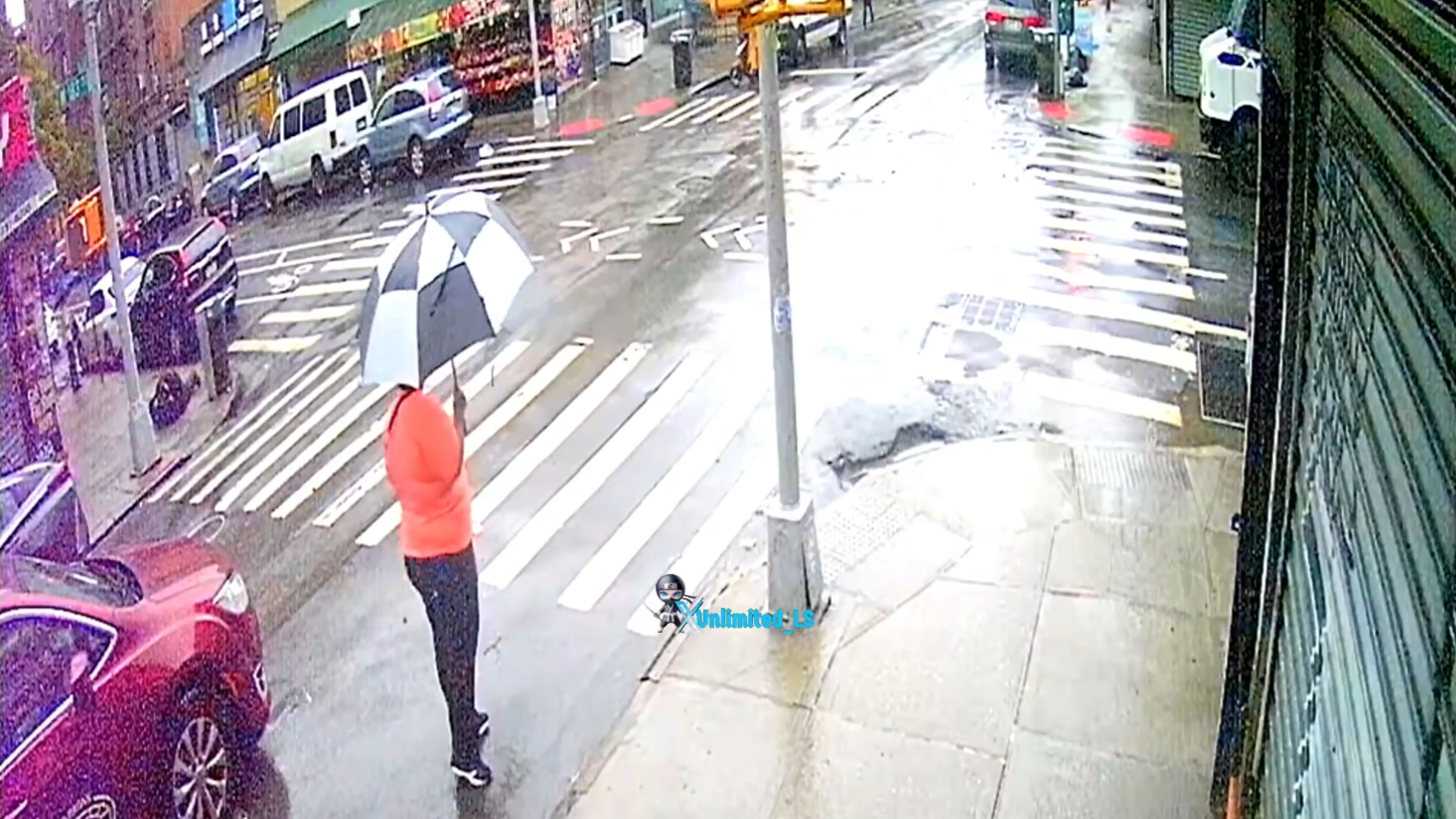 美國紐約發生一宗離奇案件,一名32歲女子走在街頭,竟遭一名陌生男子從背後毫無預警地開槍,但幸運的是,女子發現異狀回頭,造成子彈僅差「1公分」掠過,女子毫髮無傷