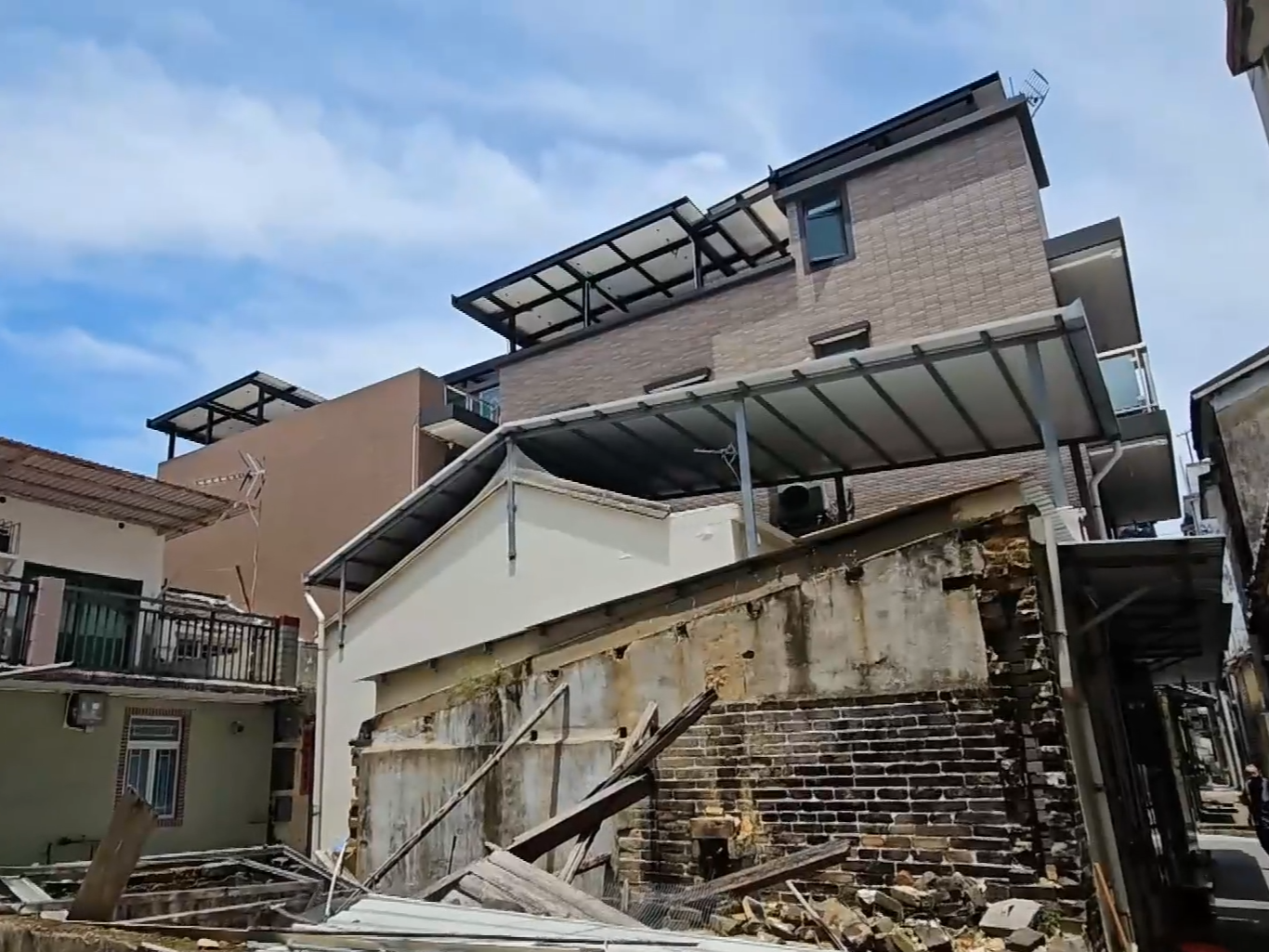 事發於蓮麻坑路週田村一村屋外空地。(有線新聞截圖)