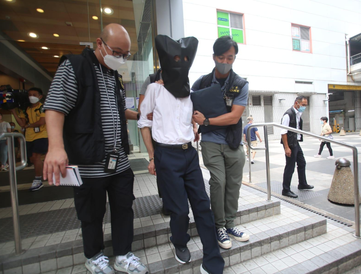 2022年新冠疫情期間政府實施「疫苗通行證」,西醫王秉亮涉嫌於同年4月至6月發出逾6,000張俗稱「免針紙」的新冠疫苗接種醫學豁免證明書,2022年9月被捕。(資料圖片)