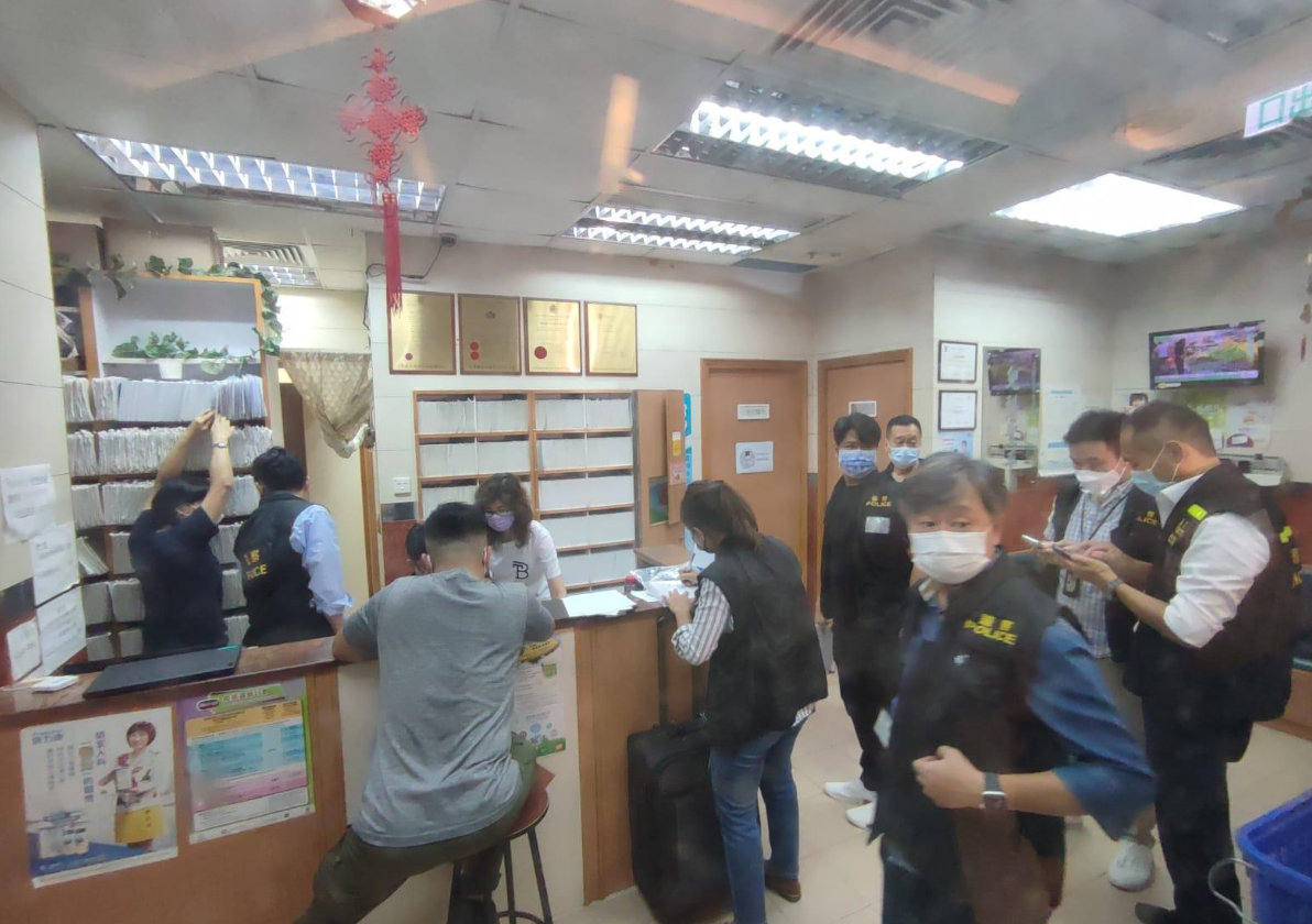 2022年新冠疫情期間政府實施「疫苗通行證」,西醫王秉亮涉嫌於同年4月至6月發出逾6,000張俗稱「免針紙」的新冠疫苗接種醫學豁免證明書,2022年9月被捕。(資料圖片)