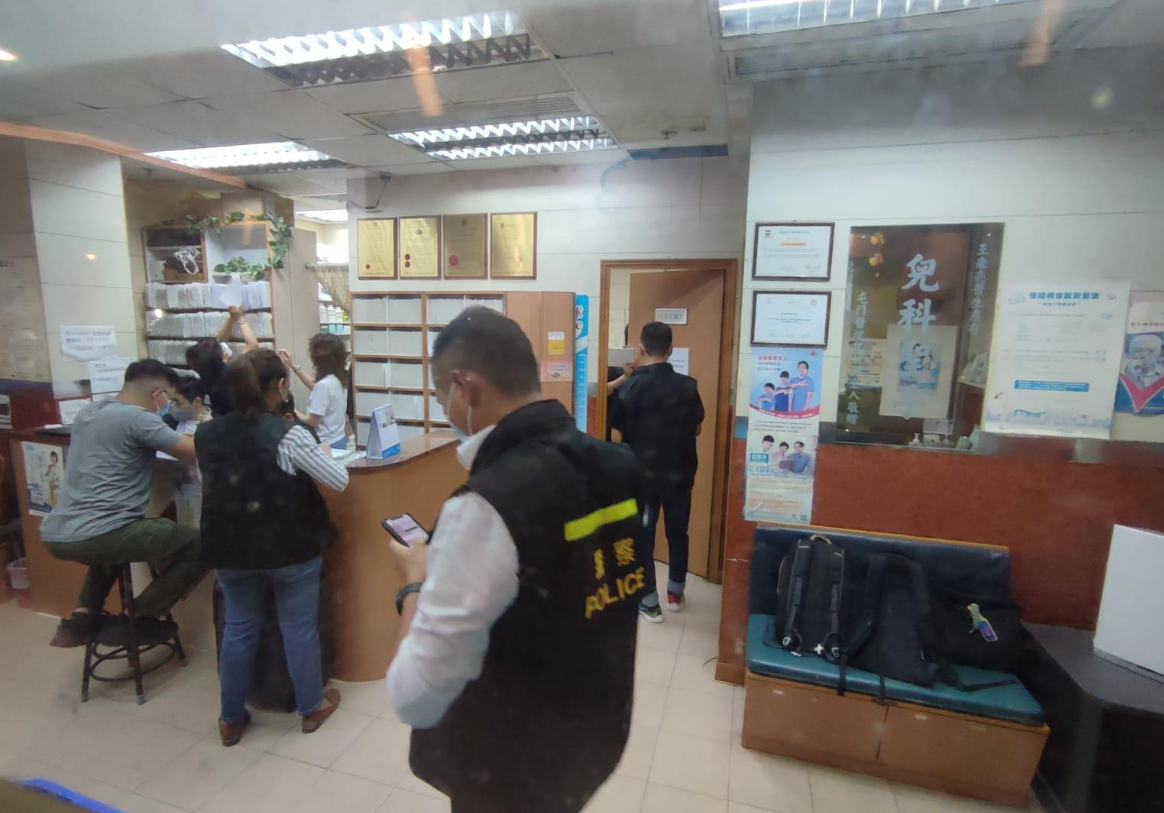 2022年新冠疫情期間政府實施「疫苗通行證」,西醫王秉亮涉嫌於同年4月至6月發出逾6,000張俗稱「免針紙」的新冠疫苗接種醫學豁免證明書,2022年9月被捕。(資料圖片)