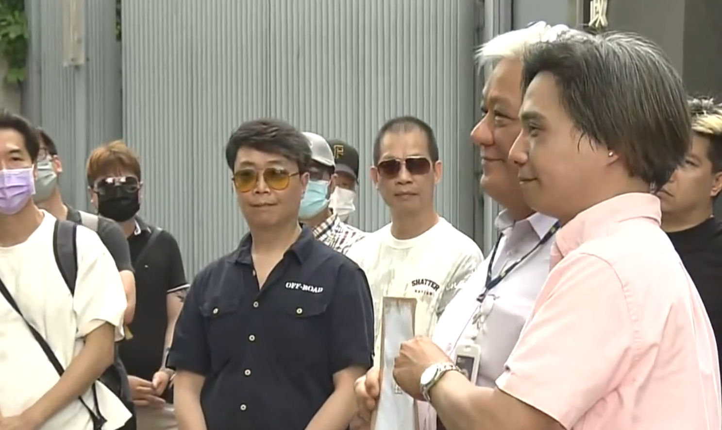 一批的士車主早上到政府總部遞交請願信,促請行政長官李家超及有關當局加強打擊「白牌車」,保障的士車主權益。(now新聞截圖)