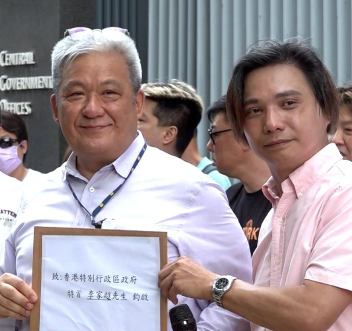 一批的士車主早上到政府總部遞交請願信,促請行政長官李家超及有關當局加強打擊「白牌車」,保障的士車主權益。(港台影片截圖)