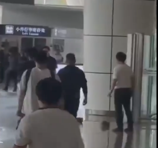 廣東省廣州南站周四(15日)發生持刀傷人案,民警到場將疑兇當場控制。傷者事後送醫救治,無生命危險,案件正在進一步偵辦中。(影片截圖)
