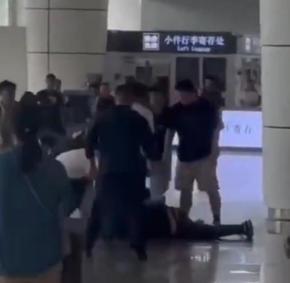 廣東省廣州南站周四(15日)發生持刀傷人案,民警到場將疑兇當場控制。傷者事後送醫救治,無生命危險,案件正在進一步偵辦中。(影片截圖)