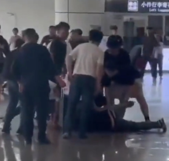 廣東省廣州南站周四(15日)發生持刀傷人案,民警到場將疑兇當場控制。傷者事後送醫救治,無生命危險,案件正在進一步偵辦中。(影片截圖)