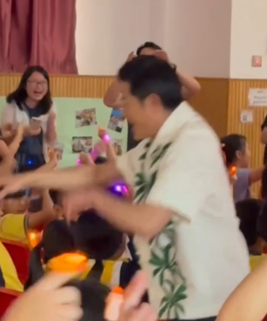 全場師生大合唱,氣氛高漲。