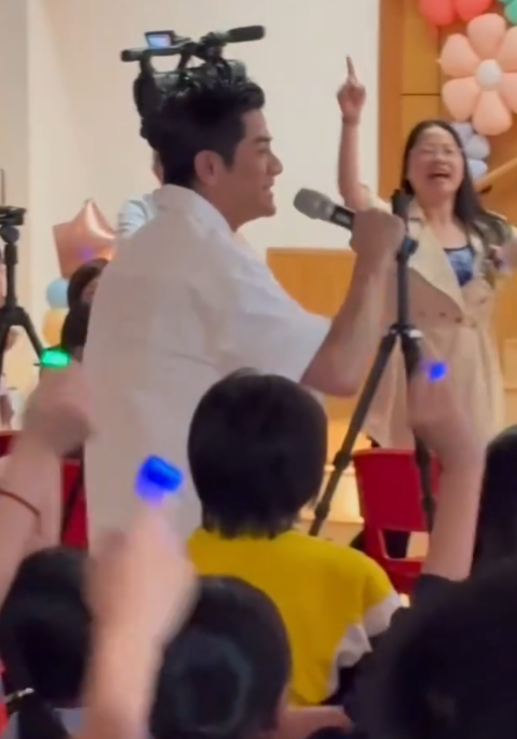 全場師生大合唱,氣氛高漲。