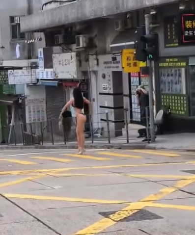 有網民上載影片,現場在西營盤西邊街及皇后大道西交界,一名身穿三點式泳衣高跟鞋的長髮女子,在班馬綫展示其「健美」身段,當時行人過路交通燈為綠色人像,女子期間挺胸收腹、撥頭髮轉身翹股,讓前方及行人路的兩名攝影師拍攝,可見她似乎有一定拍攝經驗,途經市民紛紛注視,更有年輕男子加入「打卡」行列。(IG影片)