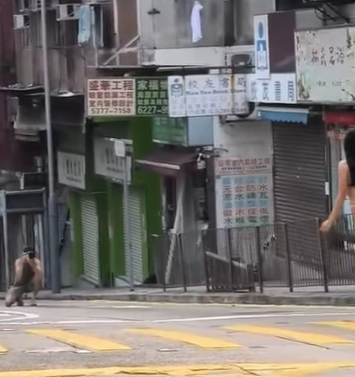 有網民上載影片,現場在西營盤西邊街及皇后大道西交界,一名身穿三點式泳衣高跟鞋的長髮女子,在班馬綫展示其「健美」身段,當時行人過路交通燈為綠色人像,女子期間挺胸收腹、撥頭髮轉身翹股,讓前方及行人路的兩名攝影師拍攝,可見她似乎有一定拍攝經驗,途經市民紛紛注視,更有年輕男子加入「打卡」行列。(IG影片)