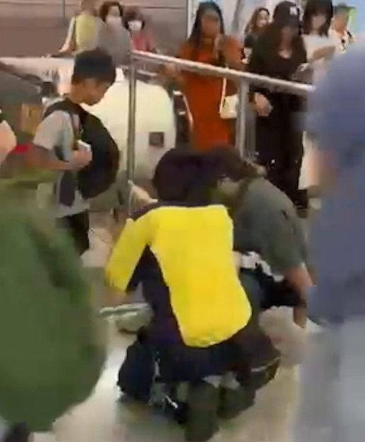 銅鑼灣站一條連接月台與大堂的扶手電梯突然停止運作,懷疑梯梳板或梯級移位,一名女乘客在意外中膝蓋受傷。(無綫電視畫面)