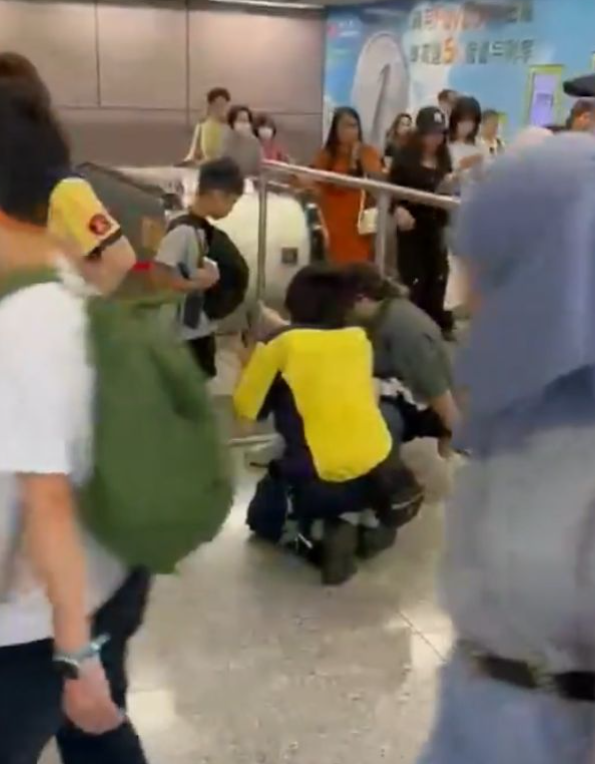 銅鑼灣站一條連接月台與大堂的扶手電梯突然停止運作,懷疑梯梳板或梯級移位,一名女乘客在意外中膝蓋受傷。(無綫電視畫面)