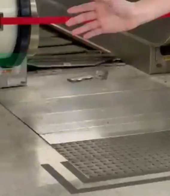 銅鑼灣站一條連接月台與大堂的扶手電梯突然停止運作,懷疑梯梳板或梯級移位,一名女乘客在意外中膝蓋受傷。(無綫電視畫面)