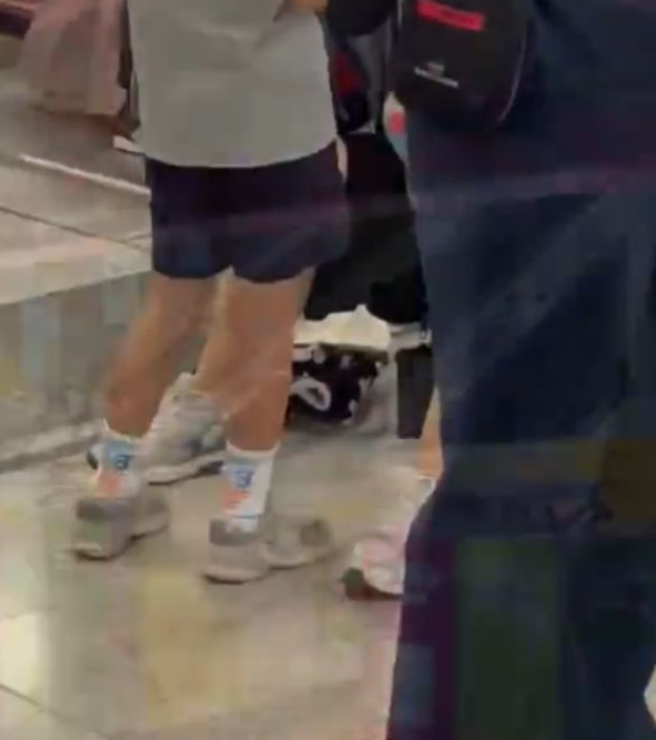 銅鑼灣站一條連接月台與大堂的扶手電梯突然停止運作,懷疑梯梳板或梯級移位,一名女乘客在意外中膝蓋受傷。(無綫電視畫面)