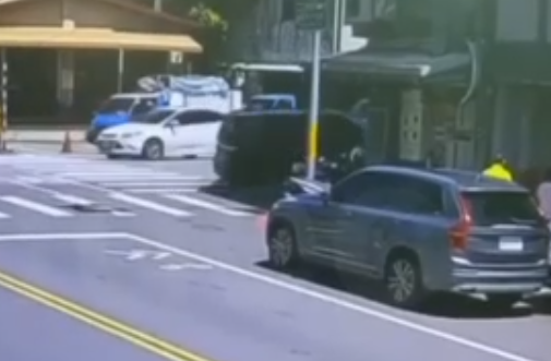 台灣花蓮火車站後站附近一間餐廳,一輛失去控制的七人車猛烈撞擊店內,許多正在享用早餐的顧客受到波及,造成13人受傷,其中當時坐在窗邊等待入座的兩名女顧客遭撞飛骨折。(影片截圖)