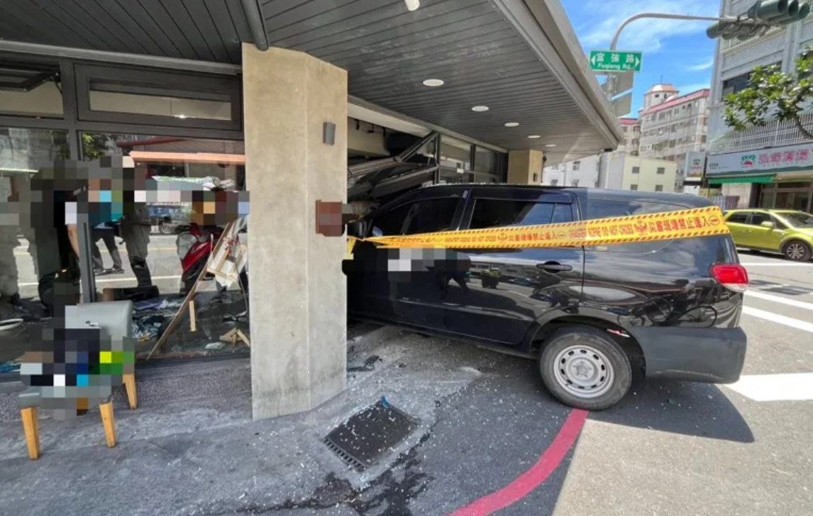 台灣花蓮火車站後站附近一間餐廳,一輛失去控制的七人車猛烈撞擊店內,許多正在享用早餐的顧客受到波及,造成13人受傷,其中當時坐在窗邊等待入座的兩名女顧客遭撞飛骨折。(網上圖片)