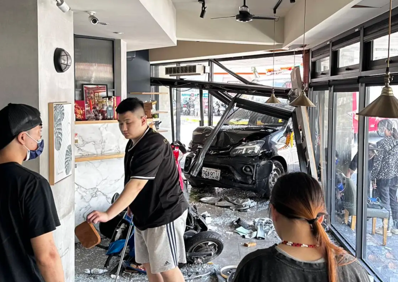 台灣花蓮火車站後站附近一間餐廳,一輛失去控制的七人車猛烈撞擊店內,許多正在享用早餐的顧客受到波及,造成13人受傷,其中當時坐在窗邊等待入座的兩名女顧客遭撞飛骨折。(網上圖片)