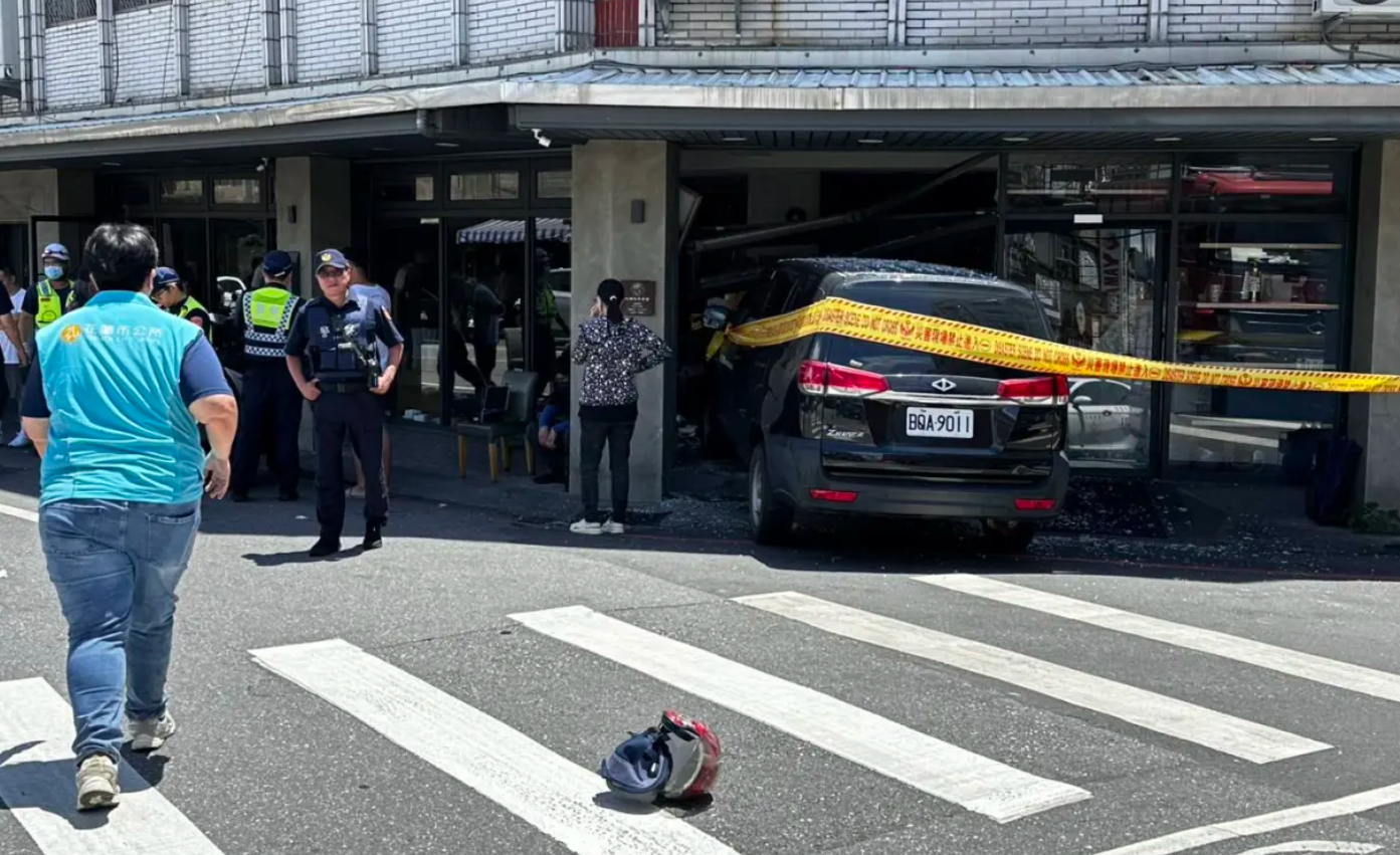 台灣花蓮火車站後站附近一間餐廳,一輛失去控制的七人車猛烈撞擊店內,許多正在享用早餐的顧客受到波及,造成13人受傷,其中當時坐在窗邊等待入座的兩名女顧客遭撞飛骨折。(網上圖片)