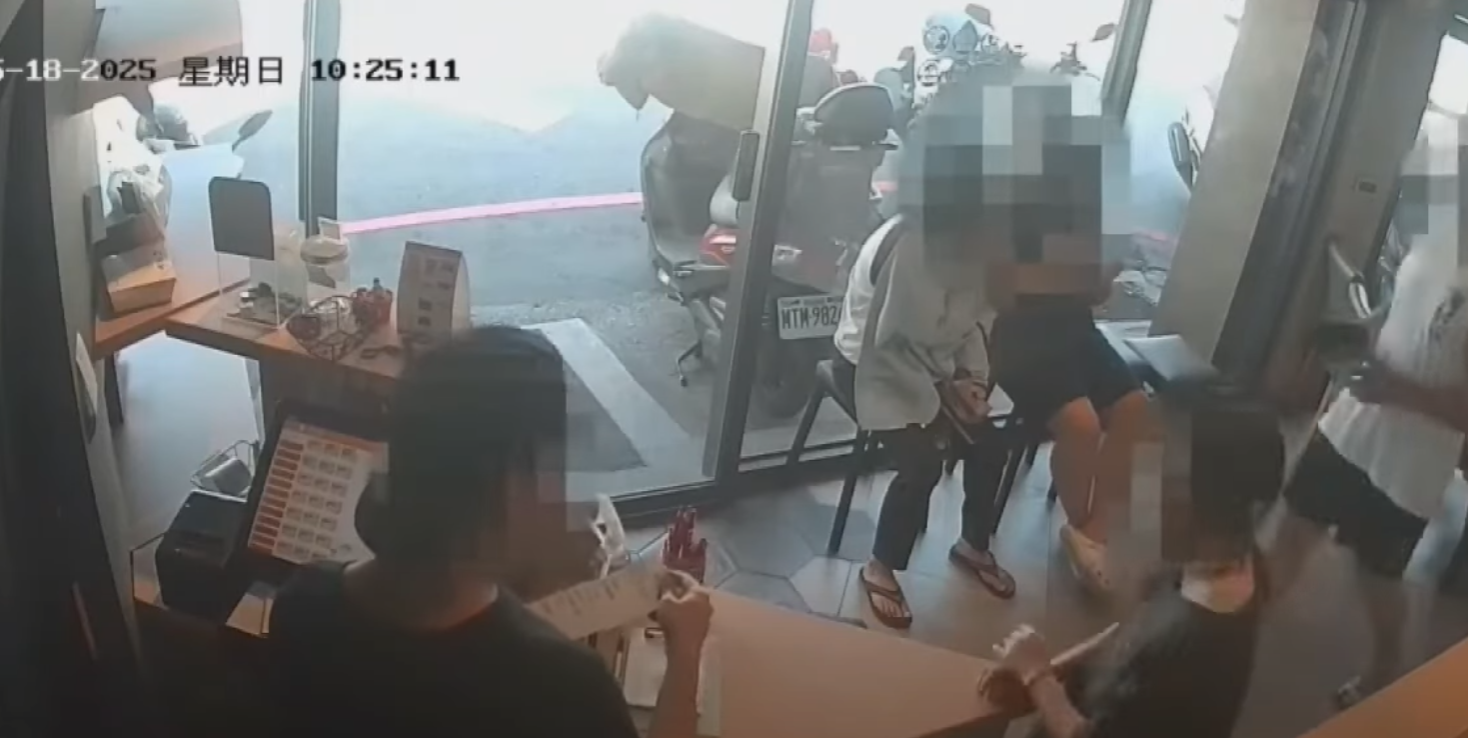 台灣花蓮火車站後站附近一間餐廳,一輛失去控制的七人車猛烈撞擊店內,許多正在享用早餐的顧客受到波及,造成13人受傷,其中當時坐在窗邊等待入座的兩名女顧客遭撞飛骨折。(影片截圖)