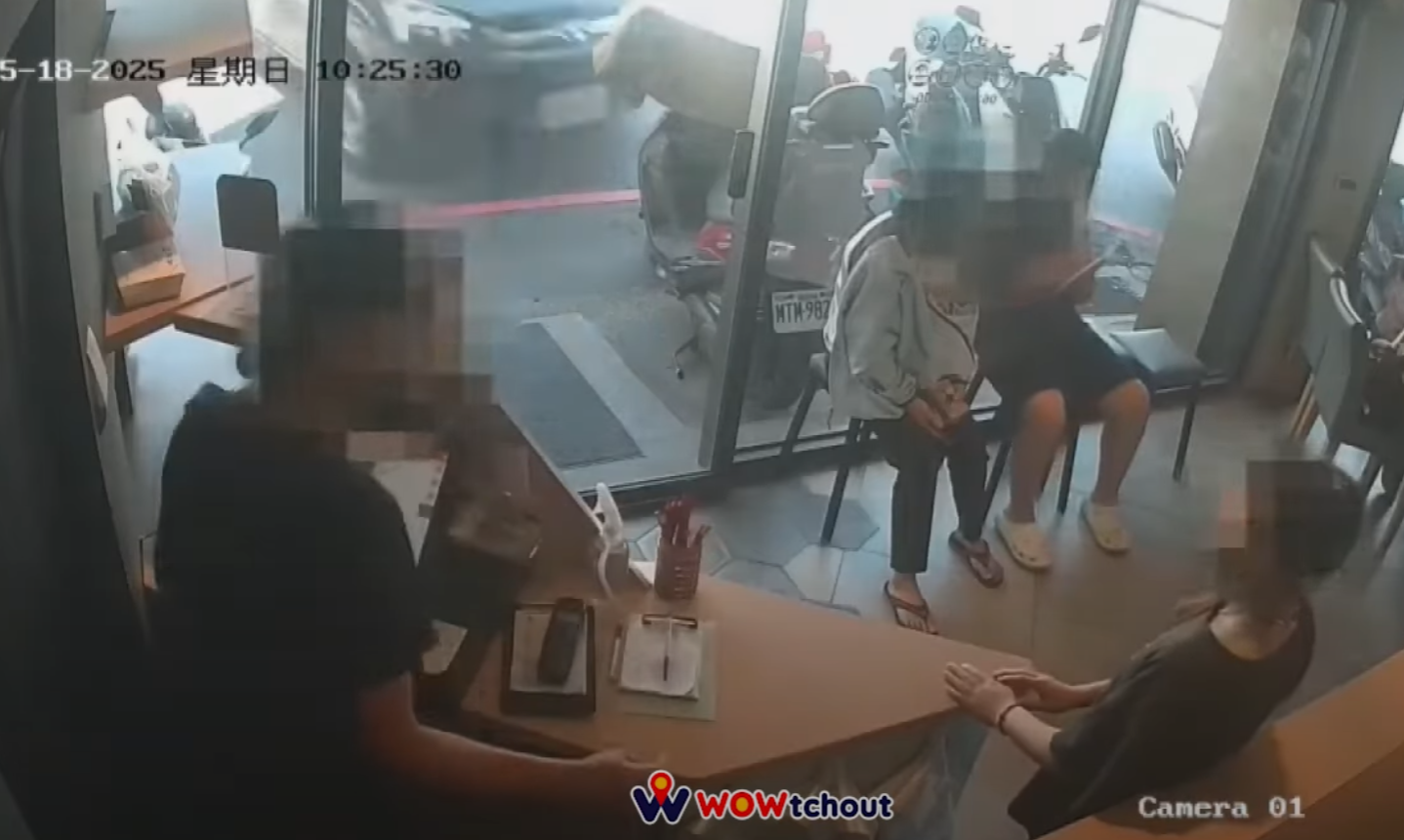 台灣花蓮火車站後站附近一間餐廳,一輛失去控制的七人車猛烈撞擊店內,許多正在享用早餐的顧客受到波及,造成13人受傷,其中當時坐在窗邊等待入座的兩名女顧客遭撞飛骨折。(影片截圖)