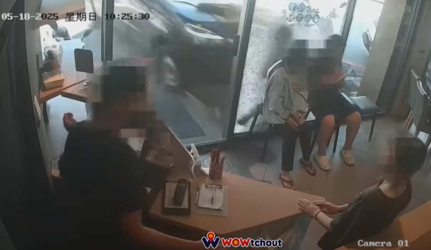 台灣花蓮火車站後站附近一間餐廳,一輛失去控制的七人車猛烈撞擊店內,許多正在享用早餐的顧客受到波及,造成13人受傷,其中當時坐在窗邊等待入座的兩名女顧客遭撞飛骨折。(影片截圖)