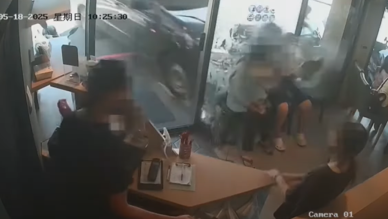 台灣花蓮火車站後站附近一間餐廳,一輛失去控制的七人車猛烈撞擊店內,許多正在享用早餐的顧客受到波及,造成13人受傷,其中當時坐在窗邊等待入座的兩名女顧客遭撞飛骨折。(影片截圖)