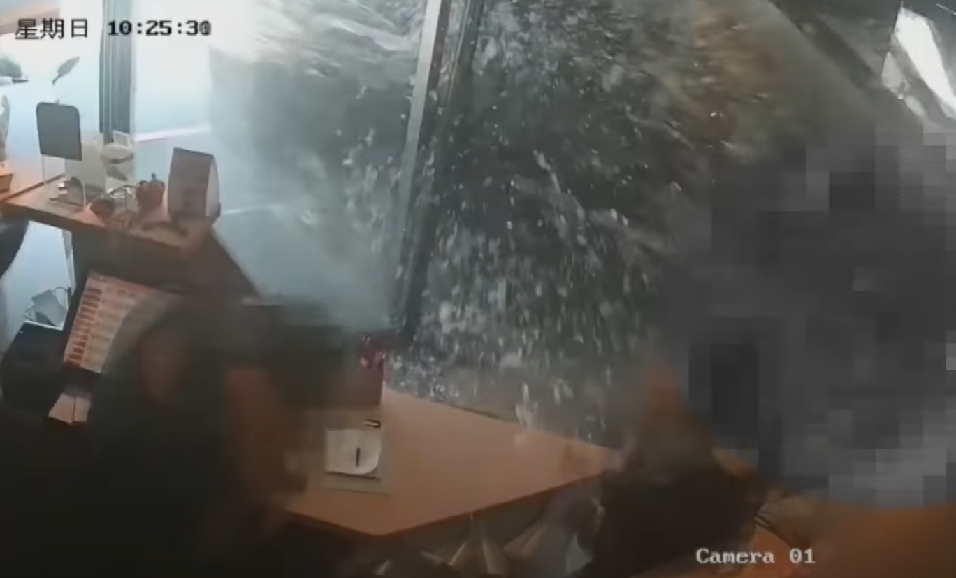 台灣花蓮火車站後站附近一間餐廳,一輛失去控制的七人車猛烈撞擊店內,許多正在享用早餐的顧客受到波及,造成13人受傷,其中當時坐在窗邊等待入座的兩名女顧客遭撞飛骨折。(影片截圖)