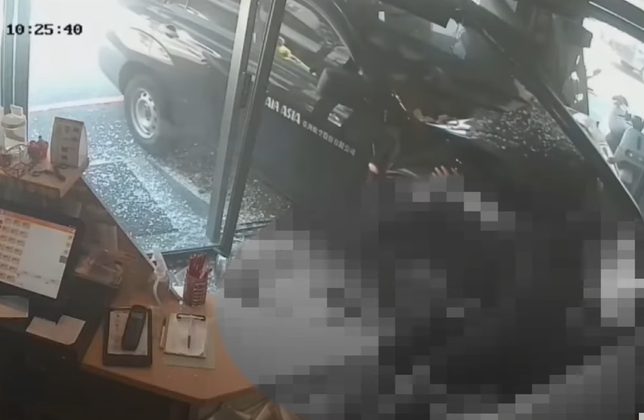 台灣花蓮火車站後站附近一間餐廳,一輛失去控制的七人車猛烈撞擊店內,許多正在享用早餐的顧客受到波及,造成13人受傷,其中當時坐在窗邊等待入座的兩名女顧客遭撞飛骨折。(影片截圖)