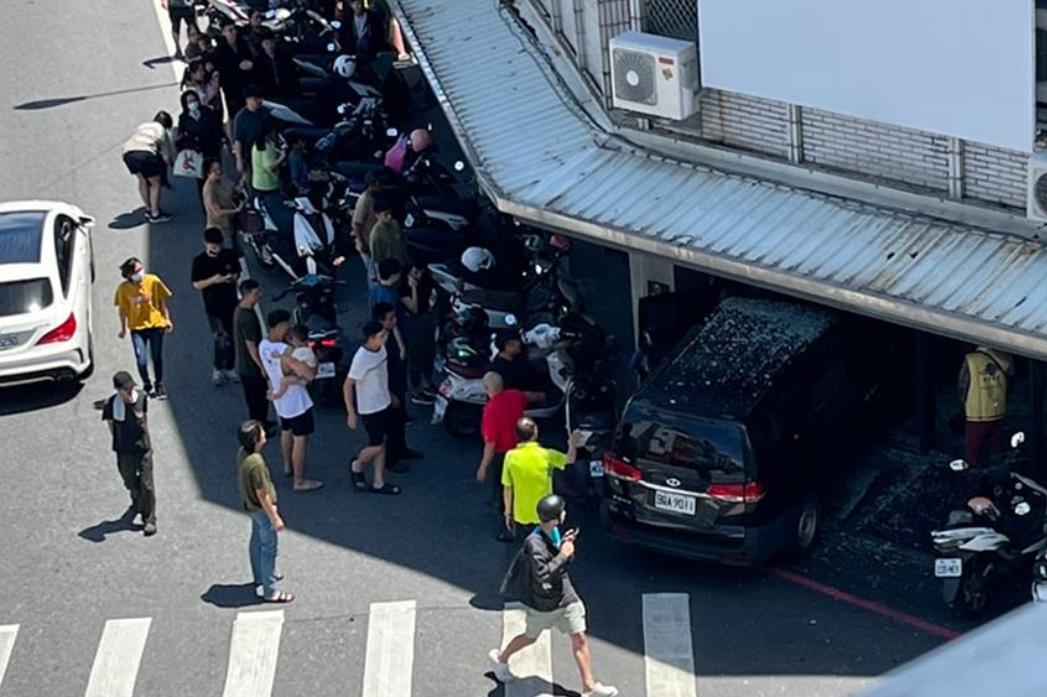 台灣花蓮火車站後站附近一間餐廳,一輛失去控制的七人車猛烈撞擊店內,許多正在享用早餐的顧客受到波及,造成13人受傷,其中當時坐在窗邊等待入座的兩名女顧客遭撞飛骨折。(網上圖片)