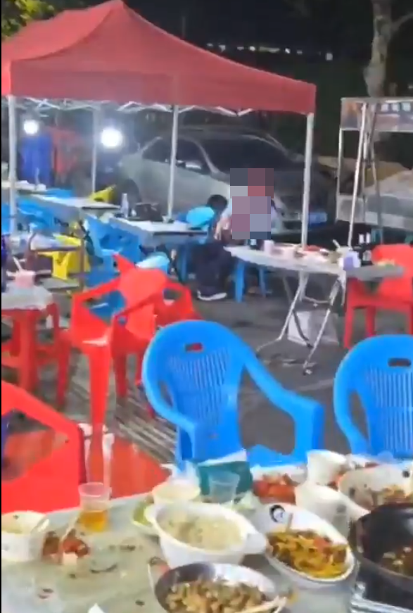 湖北武漢周日(18日)晚上一間燒烤店發生槍擊事件,影片可見有一人疑似被「行刑式」頭部中彈,躺在椅子上失去知覺,另有兩人受傷躺地,滿地血漬。(影片截圖)