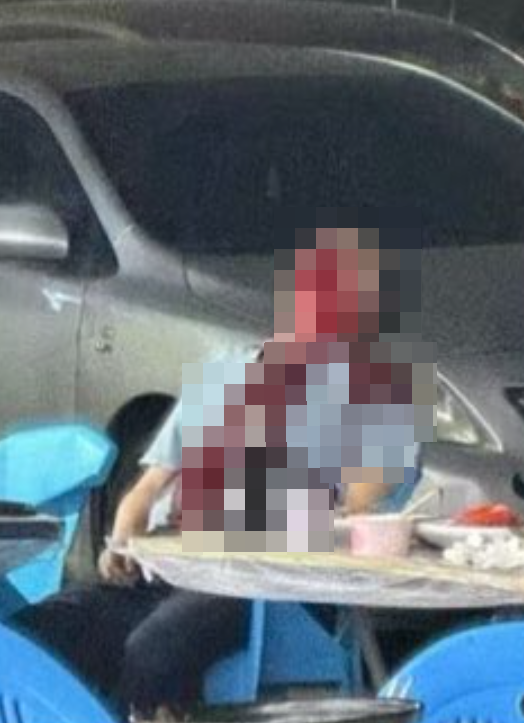 湖北武漢周日(18日)晚上一間燒烤店發生槍擊事件,影片可見有一人疑似被「行刑式」頭部中彈,躺在椅子上失去知覺,另有兩人受傷躺地,滿地血漬。(影片截圖)