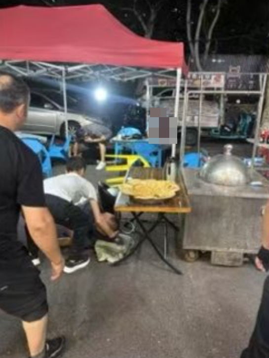 湖北武漢周日(18日)晚上一間燒烤店發生槍擊事件,影片可見有一人疑似被「行刑式」頭部中彈,躺在椅子上失去知覺,另有兩人受傷躺地,滿地血漬。(影片截圖)