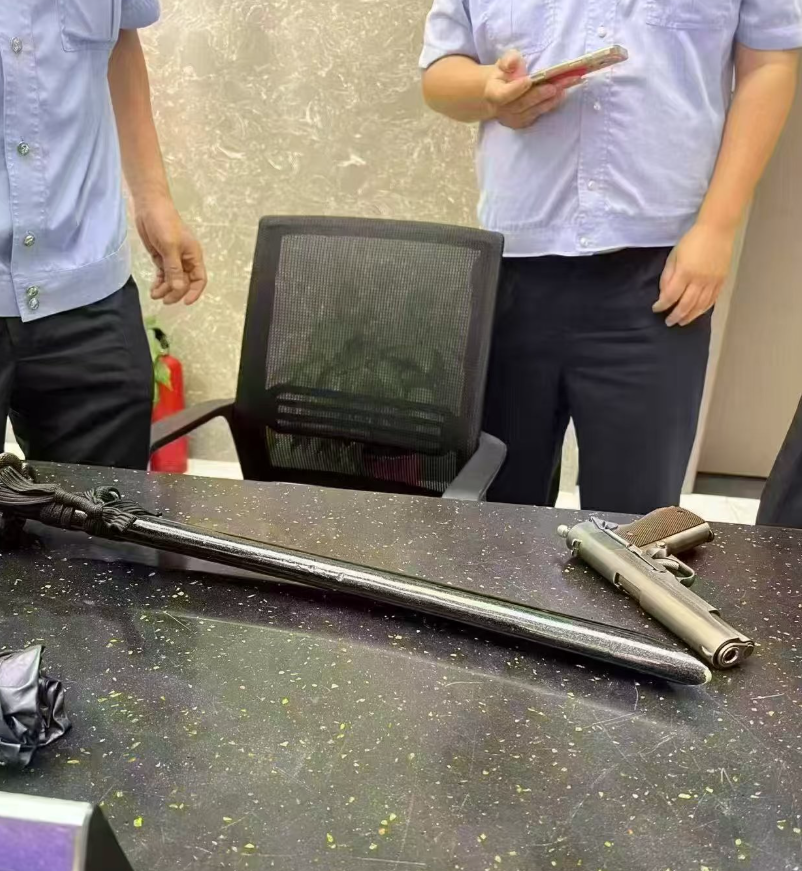 湖北武漢周日(18日)晚上一間燒烤店發生槍擊事件,影片可見有一人疑似被「行刑式」頭部中彈,躺在椅子上失去知覺,另有兩人受傷躺地,滿地血漬。網上流傳公安檢獲疑似槍械。(網上圖片)