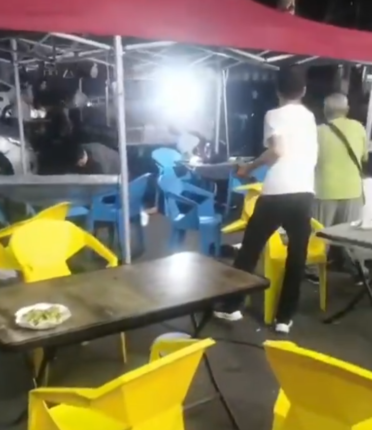 湖北武漢周日(18日)晚上一間燒烤店發生槍擊事件,影片可見有一人疑似被「行刑式」頭部中彈,躺在椅子上失去知覺,另有兩人受傷躺地,滿地血漬。(影片截圖)