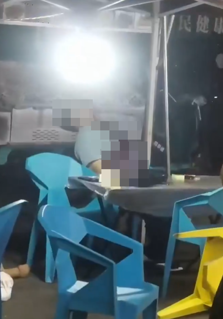 湖北武漢周日(18日)晚上一間燒烤店發生槍擊事件,影片可見有一人疑似被「行刑式」頭部中彈,躺在椅子上失去知覺,另有兩人受傷躺地,滿地血漬。(影片截圖)