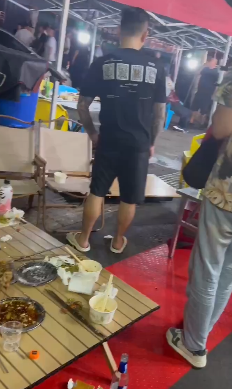 湖北武漢周日(18日)晚上一間燒烤店發生槍擊事件,影片可見有一人疑似被「行刑式」頭部中彈,躺在椅子上失去知覺,另有兩人受傷躺地,滿地血漬。(影片截圖)