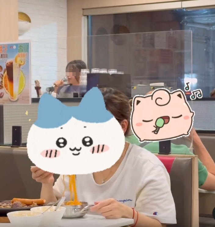 有食客發現荔枝角一間茶餐廳有歌唱表演,一名女子於現場開咪高歌,當時有多名食客用餐。(Threads)