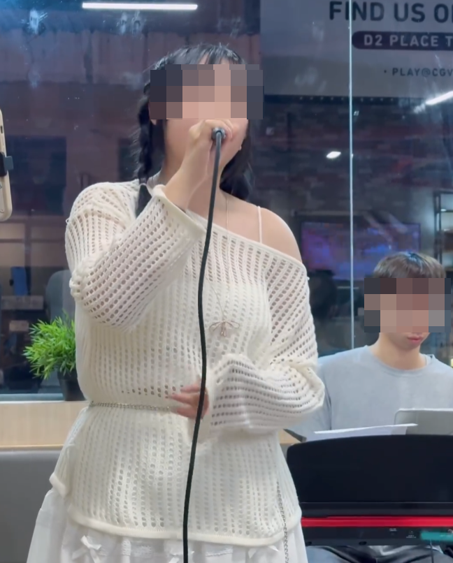 有食客發現荔枝角一間茶餐廳有歌唱表演。該女歌手發布唱歌影片,可見有另外兩人負責鋼琴及打鼓伴奏。(Threads)