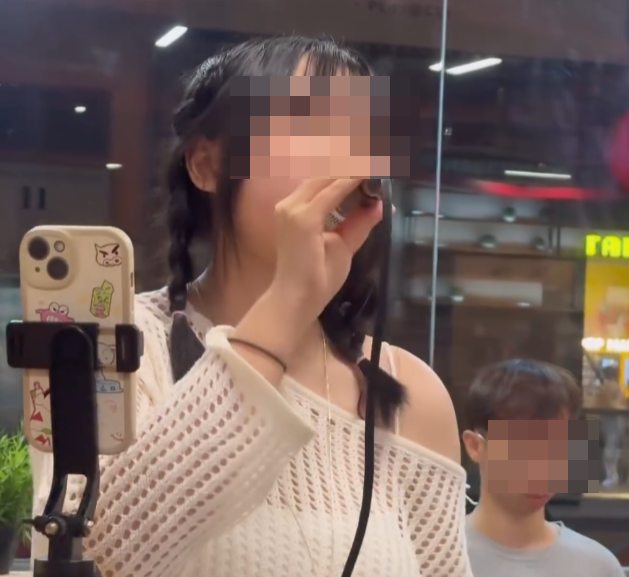 有食客發現荔枝角一間茶餐廳有歌唱表演。該女歌手發布唱歌影片,可見有另外兩人負責鋼琴及打鼓伴奏。(Threads)