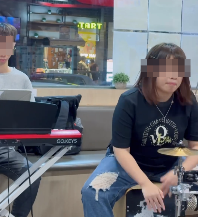 有食客發現荔枝角一間茶餐廳有歌唱表演。該女歌手發布唱歌影片,可見有另外兩人負責鋼琴及打鼓伴奏。(Threads)