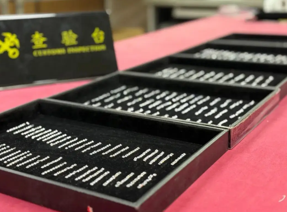 羅湖海關在旅檢進境(由香港進入內地)渠道查獲旅客在身穿的衛生巾內走私藏匿鑽石616.43卡,共計2003粒,案值逾27萬元人民幣。(內地海關)